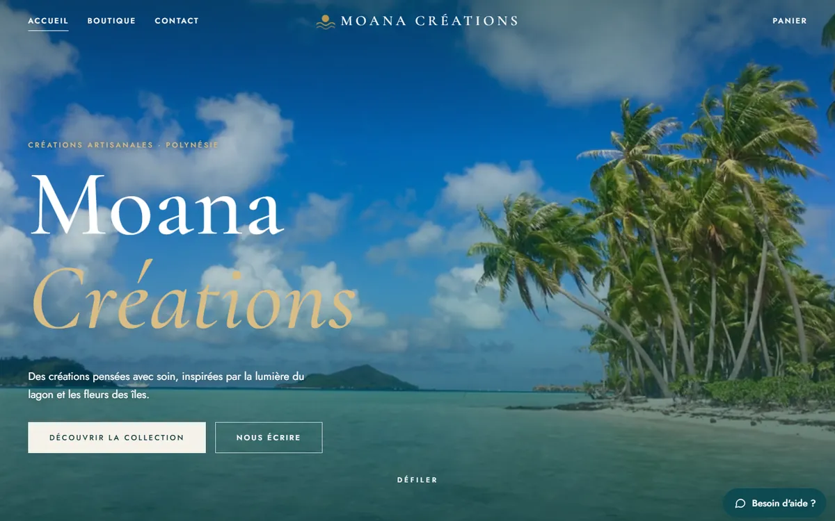 Page d'accueil du site Moana Créations sur ordinateur : photo d'un lagon avec des cocotiers, le titre « Moana Créations » et deux boutons.
