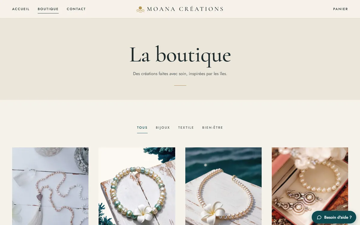 Page boutique du site Moana Créations sur ordinateur : filtres Tous, Bijoux, Textile et Bien-être, au-dessus de photos de colliers et de boucles de perles.
