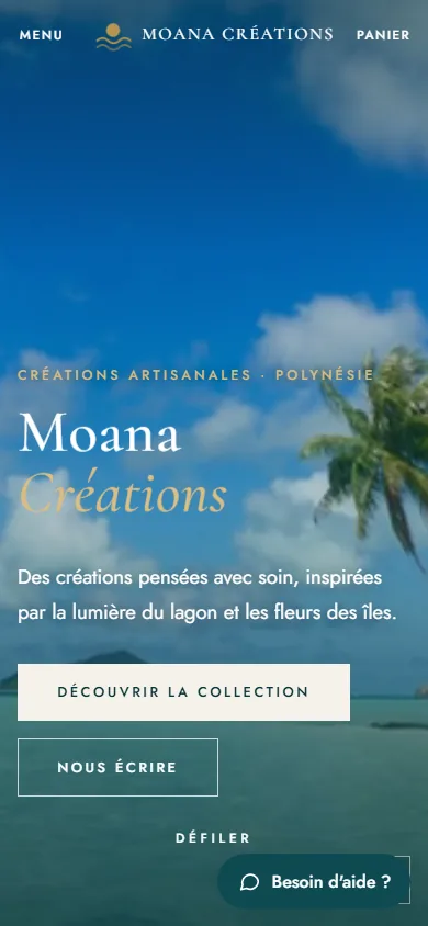 Page d'accueil du site Moana Créations sur téléphone : photo de lagon, titre et boutons.
